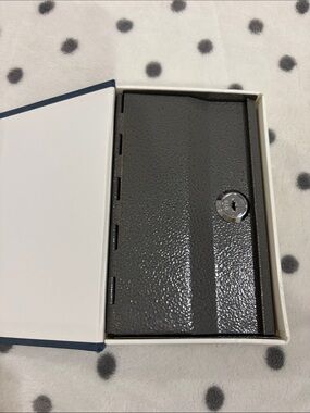 The New English Dictionary Hardcover in Deep Blue - money case